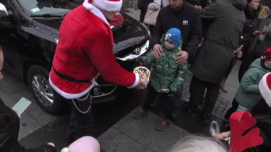 Motomikołaje zapełnili Plac Wolności w Szczecinku — prezenty i uśmiechy dla dzieci w placówkach powiatu