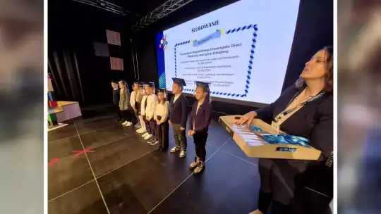 Ponad 120 młodych studentów zainaugurowało 9. edycję Koszalińskiego Uniwersytetu Dzieci i Młodzieży w Kronospan Poland w Szczecinku