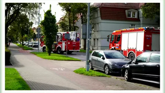 Probne ćwiczenia ewakuacyjne w starostwie powiatowym w Szczecinku: Służby mundurowe testują procedury bezpieczeństwa w praktyce