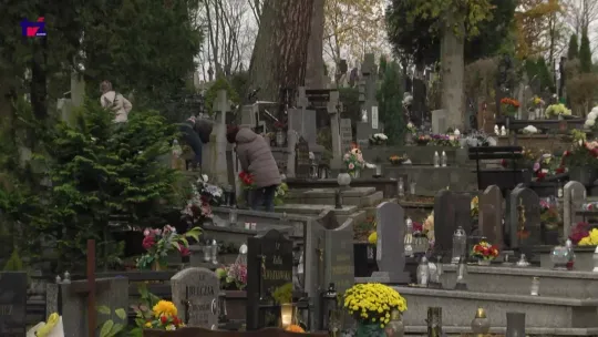 Przełom października i listopada w Szczecinku: porządki na grobach, zapalone znicze i pamięć przekazywana pokoleniom