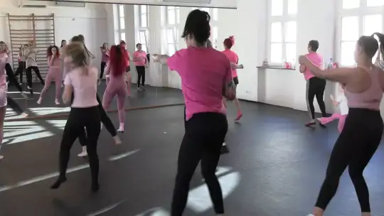 Szczecineckie Amazonki zaprosiły mieszkanki na aeroboxing — sport, edukacja i profilaktyka w Miesiącu Różowej Wstążeczki