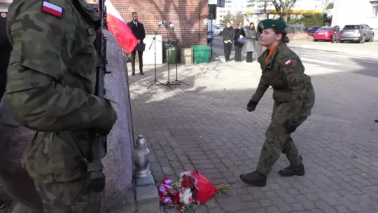 Szczecinek pamięta Żołnierzy Wyklętych — uroczystości przy tablicy na skwerze u zbiegu 1 Maja i Szkolnej