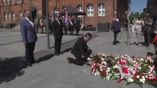 Szczecinek uczcił Święto Konstytucji 3 Maja na Placu Wolności. Kwiaty pod tablicą pamięci demonstracji z 1946 roku