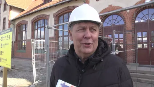 Zegar wrócił na dworzec PKP w Szczecinku — odtworzona tarcza jak przed laty, samoczynnie ustawia dokładny czas