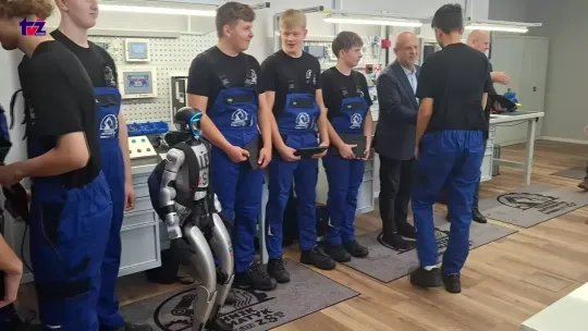 Zespół Szkół Technicznych uruchomił kierunek technik automatyk. Kronospan przekazał uczniom nowoczesne warsztaty i tablety podczas uroczystości prowadzonej przez robota ALEXa