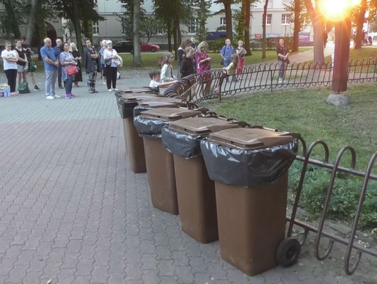 Arie operetkowe za kubłami na śmieci