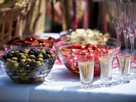 Baza restauracji w sieci – jak znaleźć najlepsze miejsca do jedzenia bez wychodzenia z domu?