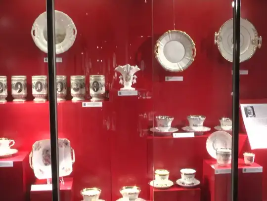 Białe Złoto — nowa wystawa w Muzeum Regionalnym przypomina wałbrzyską porcelanę z kolekcji Wojciechowskich (od połowy XIX w. do czasów współczesnych)