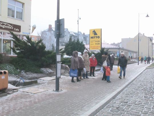 Czekają n autobus pod chmurką