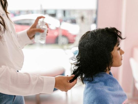 Czy sierść zwierząt nasila łuszczycę skóry głowy?