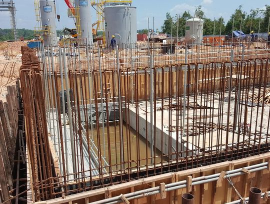 Dlaczego warto postawić na płyty warstwowe dachowe przy budowie hali produkcyjnej?