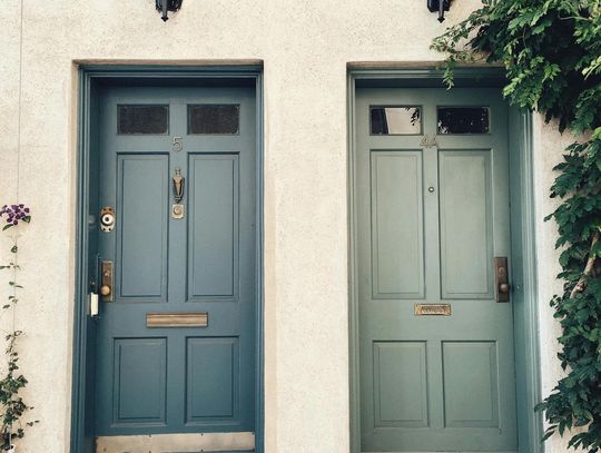 Drzwi zewnętrzne Pabianice – jak wybrać rozwiązanie trwałe, bezpieczne i dopasowane do budynku