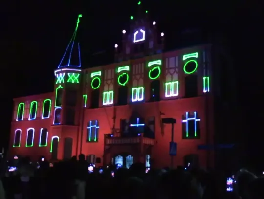 Festiwal Światła w Szczecinku: Tłumy rozświetlają miasto mimo trudnej pogody – niezapomniane iluminacje, interaktywne instalacje i emocjonujące spektakle!