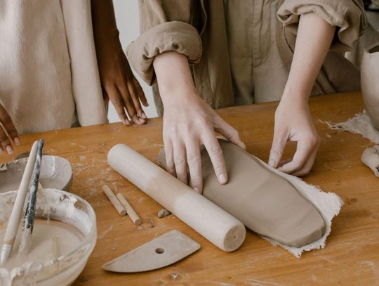 Granulat szklany i dodatki dekoracyjne w ceramice – jak uzyskać ciekawe efekty powierzchni?