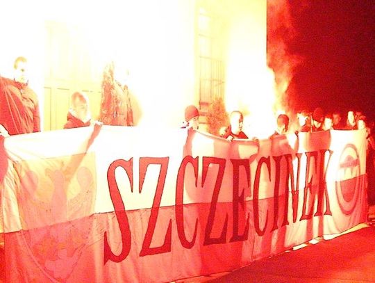 Hołd na cmentarzu