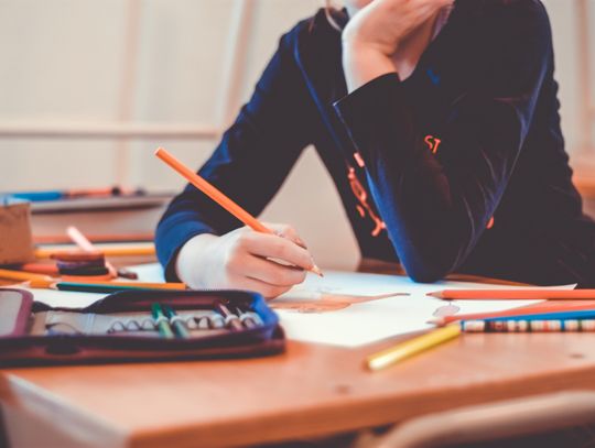 Jak odpowiednio zadbać o wyposażenie klas szkolnych?