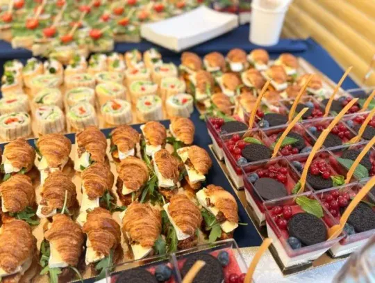 Jak zaplanować profesjonalną obsługę gastronomiczną wydarzenia firmowego?