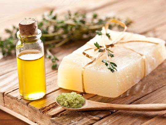 Jakie naturalne surowce kosmetyczne warto stosować w preparatach?