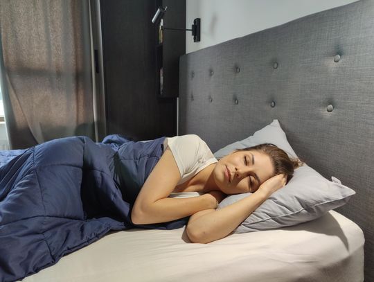 Kołdra obciążeniowa – jak pomaga odzyskać spokój i równowagę w codziennym życiu?