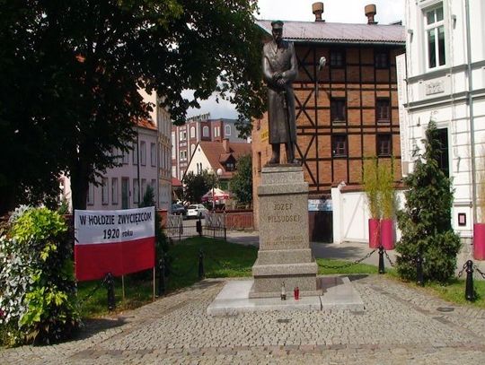Kwiaty pod pomnikiem