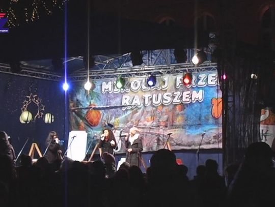Mikołaj przed ratuszem