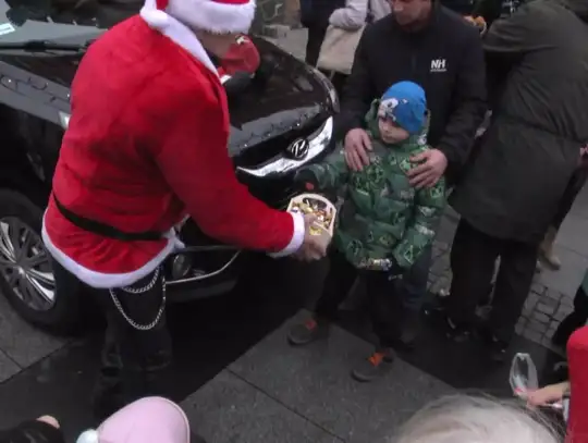 Motomikołaje zapełnili Plac Wolności w Szczecinku — prezenty i uśmiechy dla dzieci w placówkach powiatu