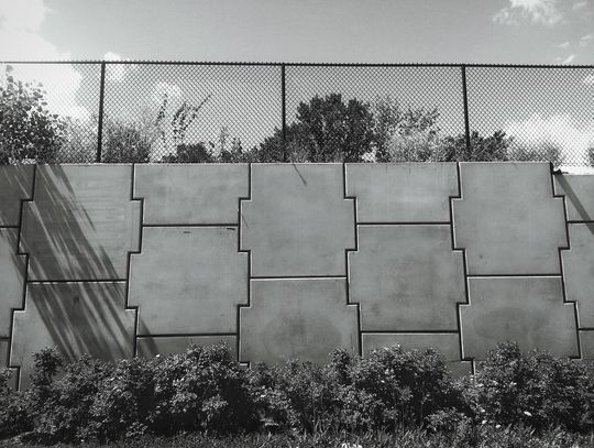 Nowoczesne ogrodzenie z gładkiego betonu ? dlaczego warto?