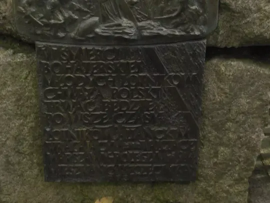 Odkrycie regionalistów: mogiła w Szczecinku nie upamiętnia alianckich lotników, lecz radzieckich — miasto wstawiło nową tablicę