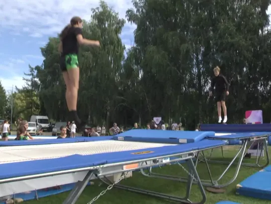 Pierwsze kroki w gimnastyce w SP 7. UKAS Akrosport zorganizował sportowe wydarzenie dla dzieci i młodzieży
