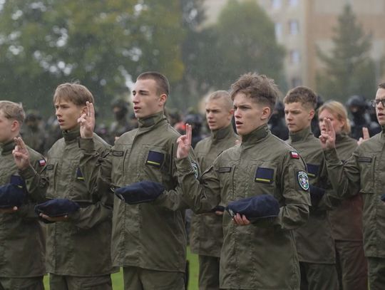 Pierwszoklasiści ZS nr 7 w Białym Borze złożyli uroczyste ślubowanie na sztandar i rozpoczęli drogę do służb mundurowych