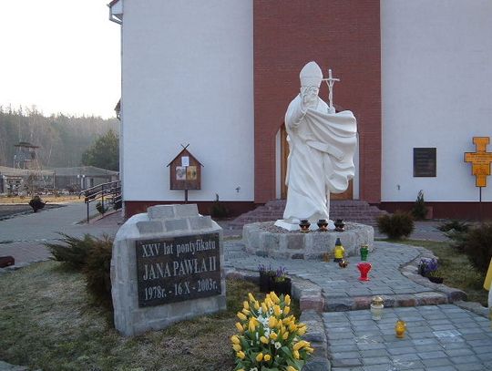 .... pod pomnikiem Papieża