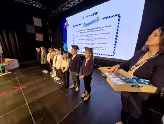 Ponad 120 młodych studentów zainaugurowało 9. edycję Koszalińskiego Uniwersytetu Dzieci i Młodzieży w Kronospan Poland w Szczecinku