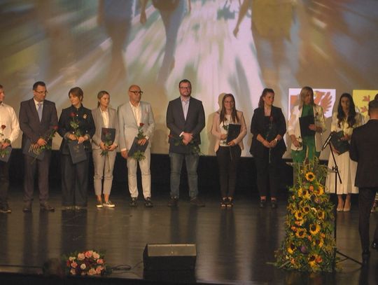 Powiatowo-miejskie uroczystości inaugurujące nowy rok szkolny w kinie Wolność: Nauczyciele nagrodzeni, sztandary szkół obecne, uczniowie z występem artystycznym