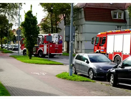 Probne ćwiczenia ewakuacyjne w starostwie powiatowym w Szczecinku: Służby mundurowe testują procedury bezpieczeństwa w praktyce