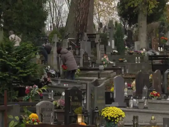 Przełom października i listopada w Szczecinku: porządki na grobach, zapalone znicze i pamięć przekazywana pokoleniom