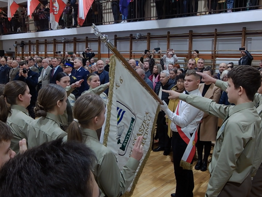 Przyszli strażacy i leśnicy ślubowali na szkolny sztandar