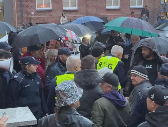 Robert Bąkiewicz w Szczecinku: protest przed Zamkiem, policja interweniowała — lider Straży Narodowej o suwerenności, migracji i obronie tożsamości