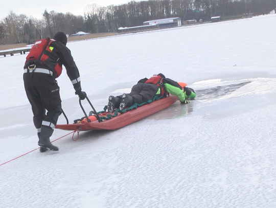 Strażacy na lodzie - jak ratować człowieka gdy zarwie się lód