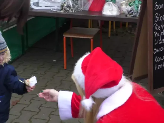 Świąteczny jarmark w Sporem: ryneczek tętnił życiem, stoiska KGW, szkół i firm oferowały bogaty wybór