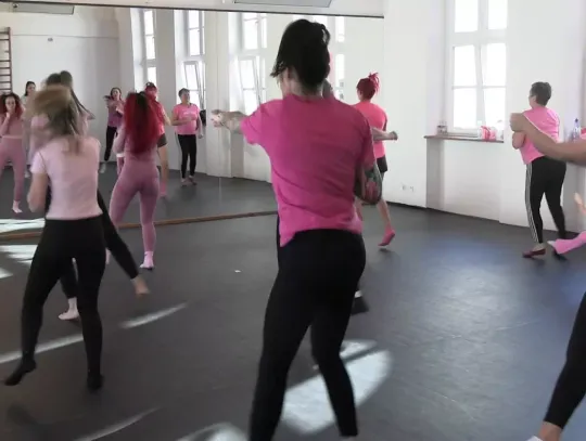 Szczecineckie Amazonki zaprosiły mieszkanki na aeroboxing — sport, edukacja i profilaktyka w Miesiącu Różowej Wstążeczki