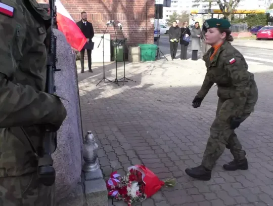 Szczecinek pamięta Żołnierzy Wyklętych — uroczystości przy tablicy na skwerze u zbiegu 1 Maja i Szkolnej