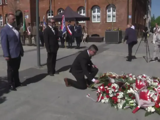 Szczecinek uczcił Święto Konstytucji 3 Maja na Placu Wolności. Kwiaty pod tablicą pamięci demonstracji z 1946 roku