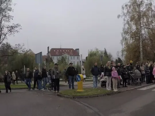 Szczecinek: uroczystość przy pomniku Piłsudskiego — burmistrz Hardie‑Douglas wzywa do jedności i ostrzega przed rosyjskim zagrożeniem