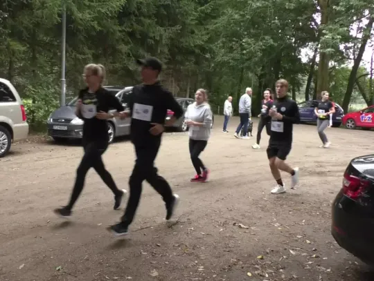 Szczecinek w biegu dla Kamila: Ponad 60 biegaczy wsparło 24-latka walczącego z nowotworem mózgu w charytatywnej 5-kilometrowej trasie
