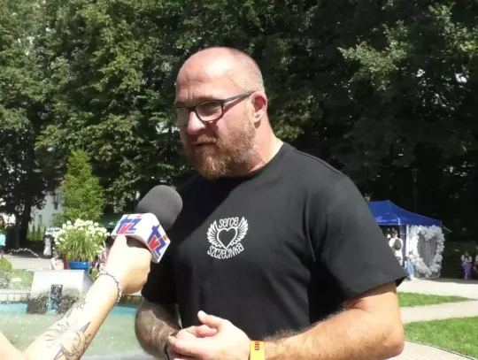 Tornister pełen serca w parku