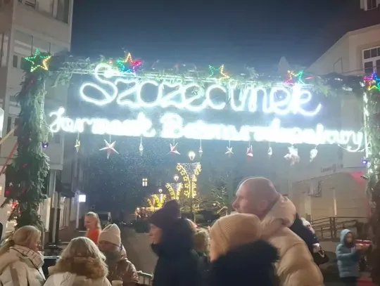 Trzy dni świątecznego jarmarku na Placu Wolności w Szczecinku: kolędy, stragany i atrakcje dla dzieci