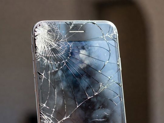 Uważaj na smartfona zimą – pęknięta szybka i ekran to częsty problem