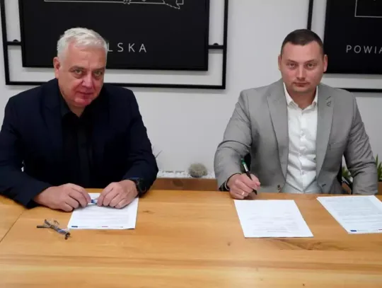 Wicestarosta Daniel Rak podpisał umowę z Hydratec na adaptację sali gimnastycznej — piąty etap Branżowego Centrum Umiejętności w Szczecinku