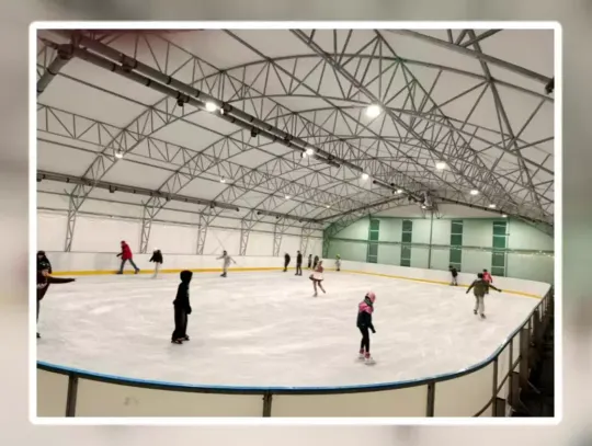 Zadaszone "Biały Orlik" przy ZS nr 1 w Szczecinku znów otwarte — dłuższy sezon, wypożyczalnia i przystępne ceny