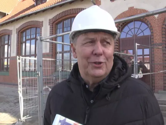 Zegar wrócił na dworzec PKP w Szczecinku — odtworzona tarcza jak przed laty, samoczynnie ustawia dokładny czas